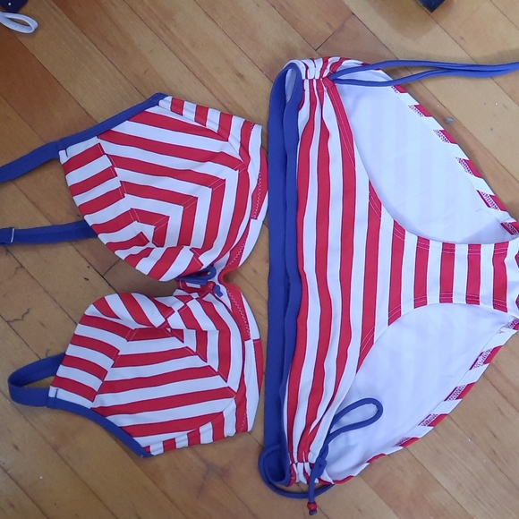 Bikini - Picture 1 of 3